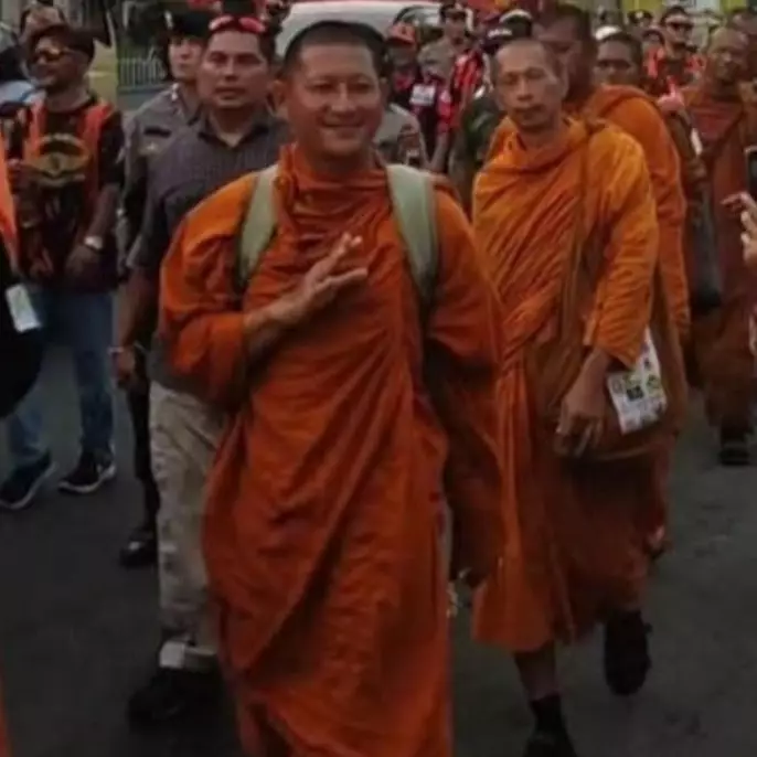 Momen rombongan biksu datang di Candi Borobudur usai jalan kaki dari Thailand, disambut barisan warga