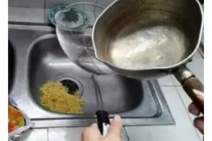 Sungguh apes, 11 potret kocak tragedi saat makan ini bikin dada nyesek parah