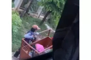 Definisi bahagia itu sederhana, momen pemulung main botol sama anaknya ini penuh haru