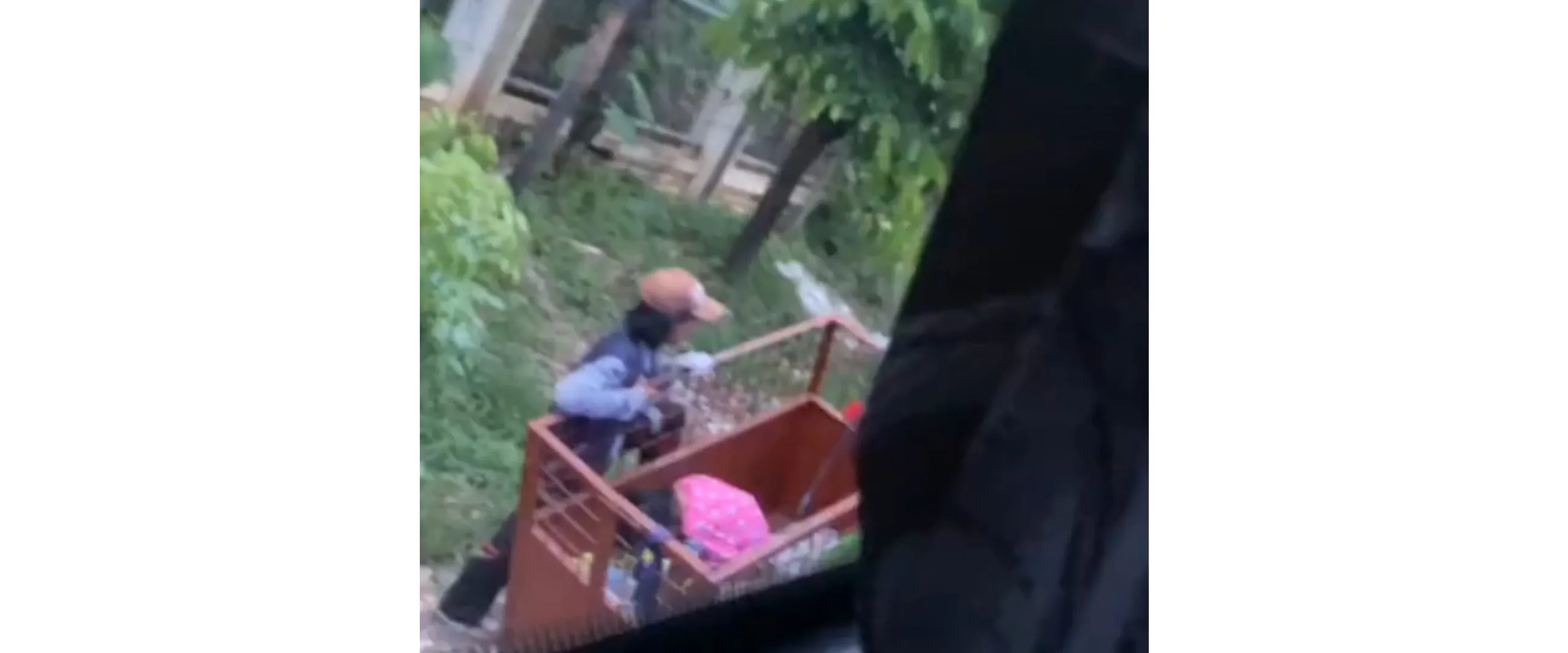 Definisi bahagia itu sederhana, momen pemulung main botol sama anaknya ini penuh haru