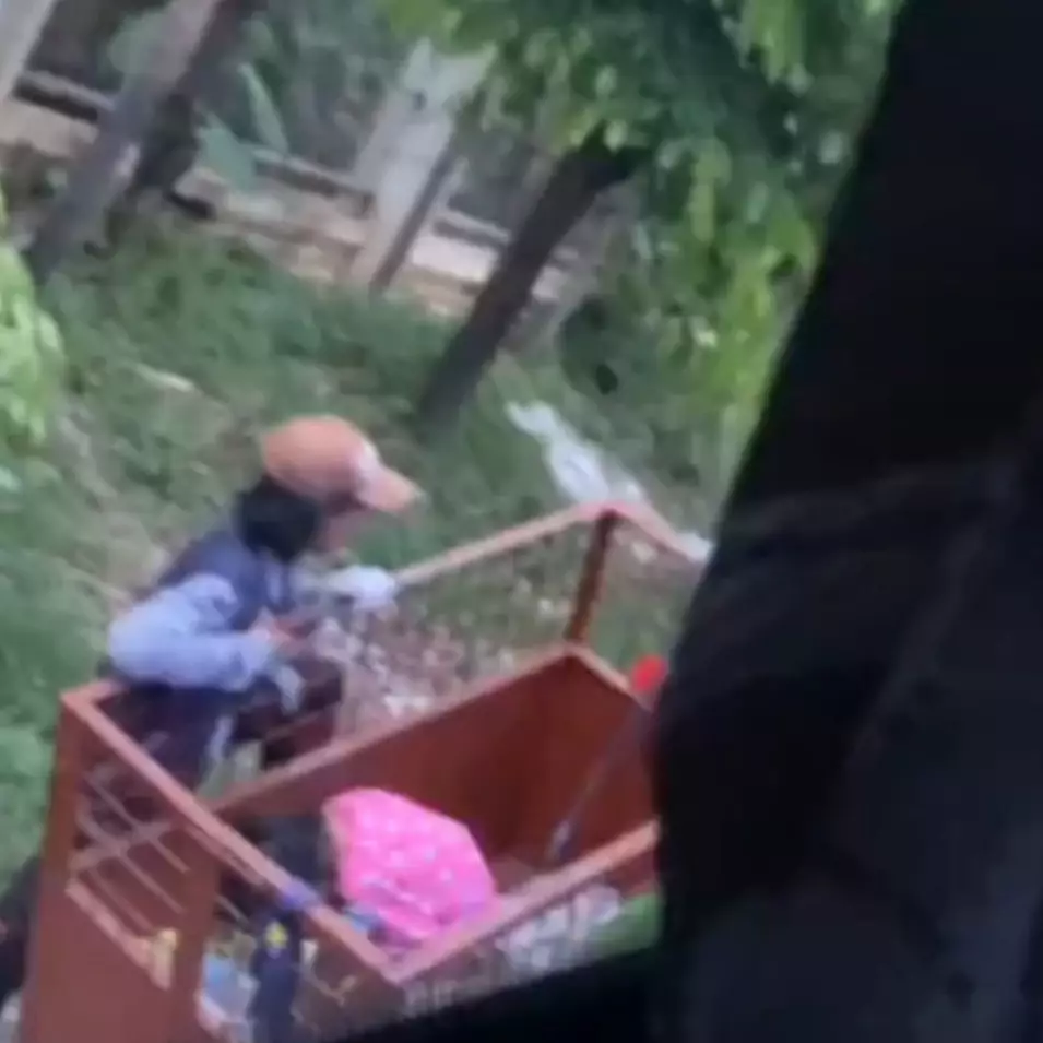 Definisi bahagia itu sederhana, momen pemulung main botol sama anaknya ini penuh haru