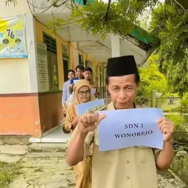 Cara guru ajak peserta didik untuk daftar sekolah ini unik, kekompakannya sampai dipuji warganet