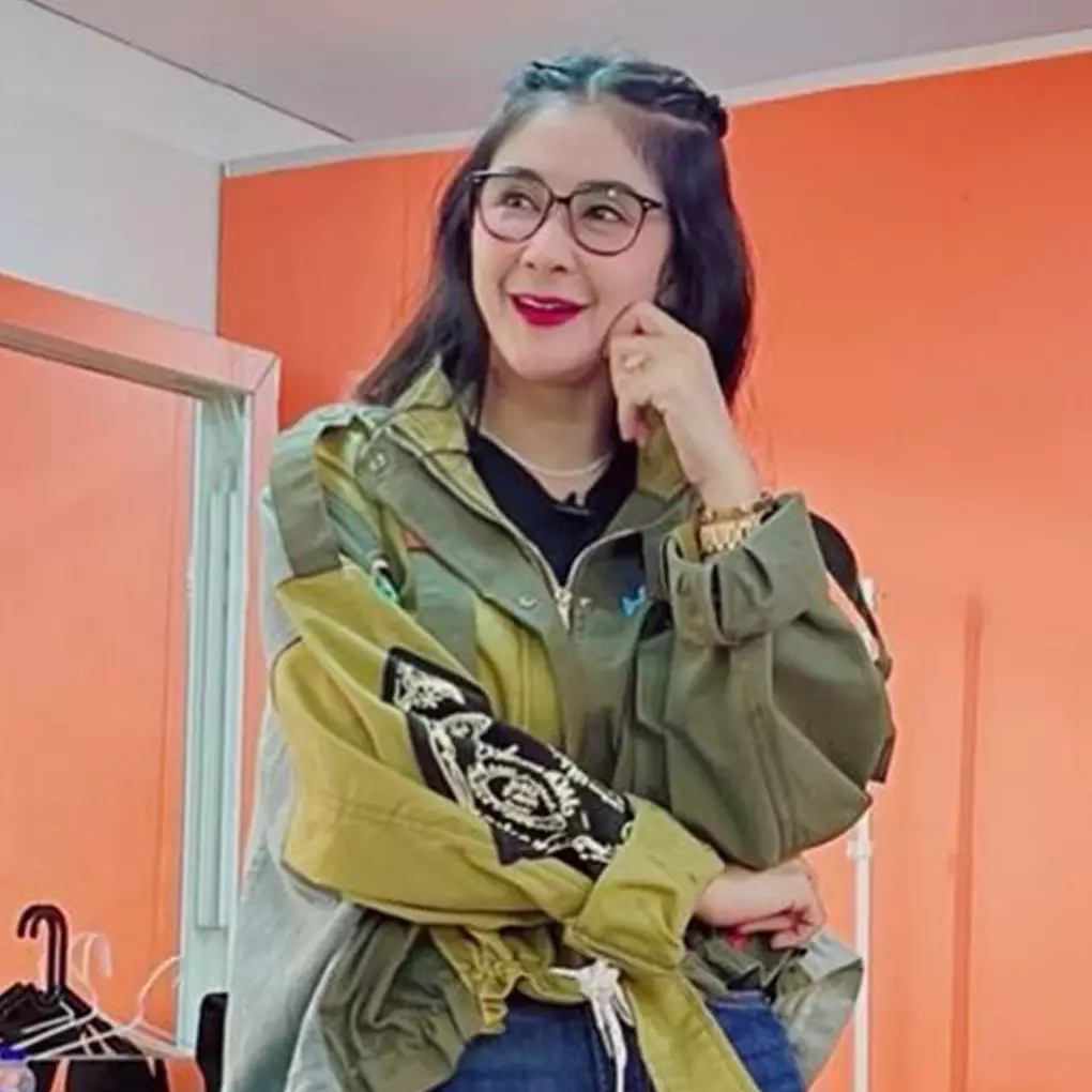 Wajahnya terlihat semakin glow up di usia 41 tahun, intip rahasia perawatan kulit ala Uut Permatasari