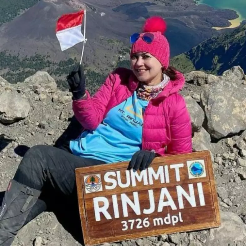 Masih kuat naik gunung meski usianya 55 tahun, begini 11 momen Ira Wibowo saat mendaki di Rinjani