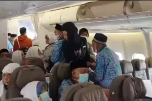Kakek jamaah haji ini minta turun dari pesawat gegara lupa beri makan ayam, reaksi pramugari dipuji