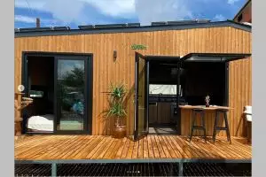 Tak perlu beli lahan luas dan material bangunan, ini 7 potret rumah dari kontainer yang homey abis