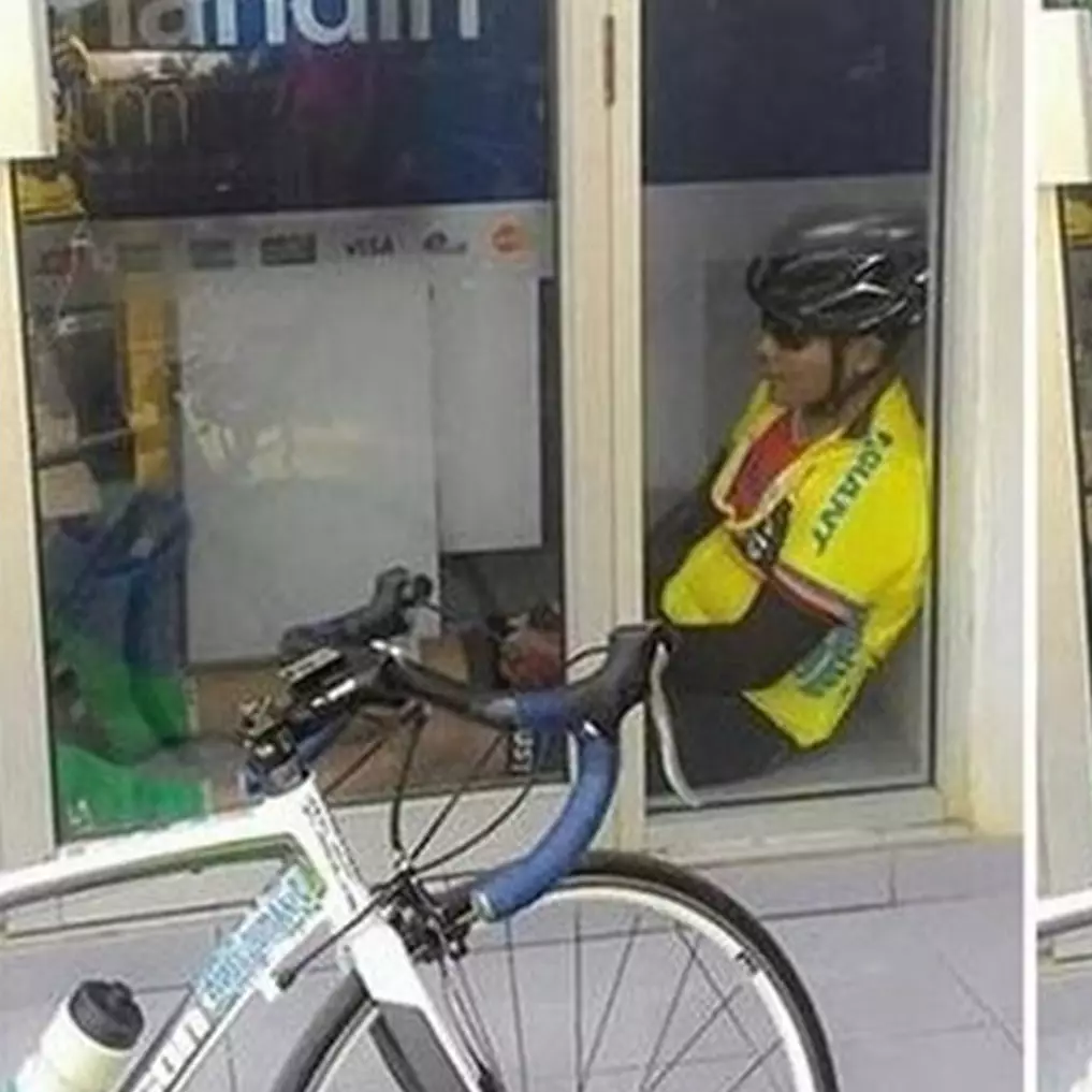 11 Potret kocak orang di ATM ini tingkahnya aneh-aneh, bikin nyengir sambil tepuk jidat