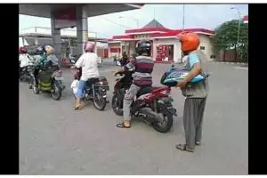 13 Potret kocak momen orang beli bensin di SPBU ini nyeleneh abis, bikin geleng kepala