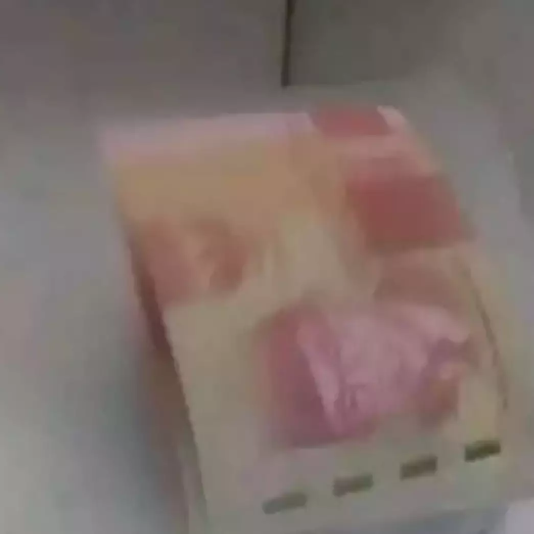 13 Potret kocak penampakan benda asing dalam es batu ini ikutan beku, bikin geleng kepala