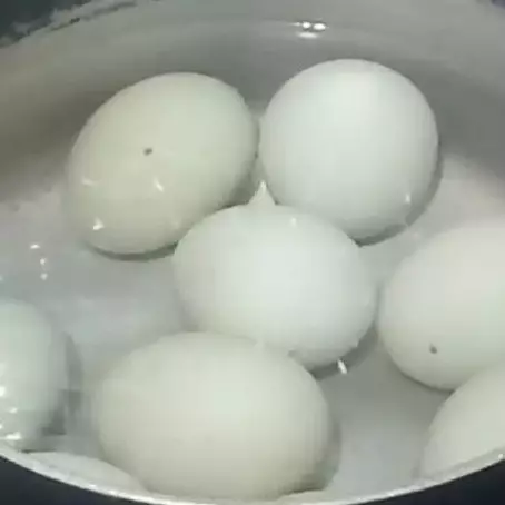 Cukup tambah 3 bahan dapur, ini trik merebus telur bebek agar semakin gurih dan tidak amis