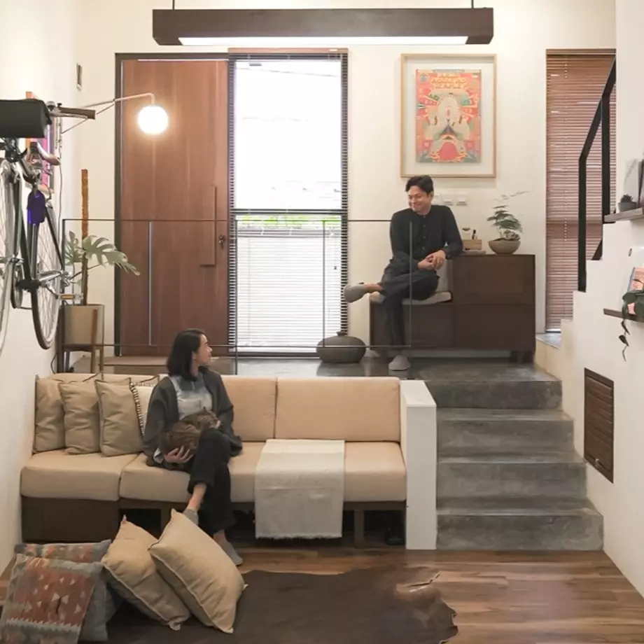 Pasangan milenial ini hidup nyaman di rumah minimalis di gang rawan banjir, intip 9 potret interiornya