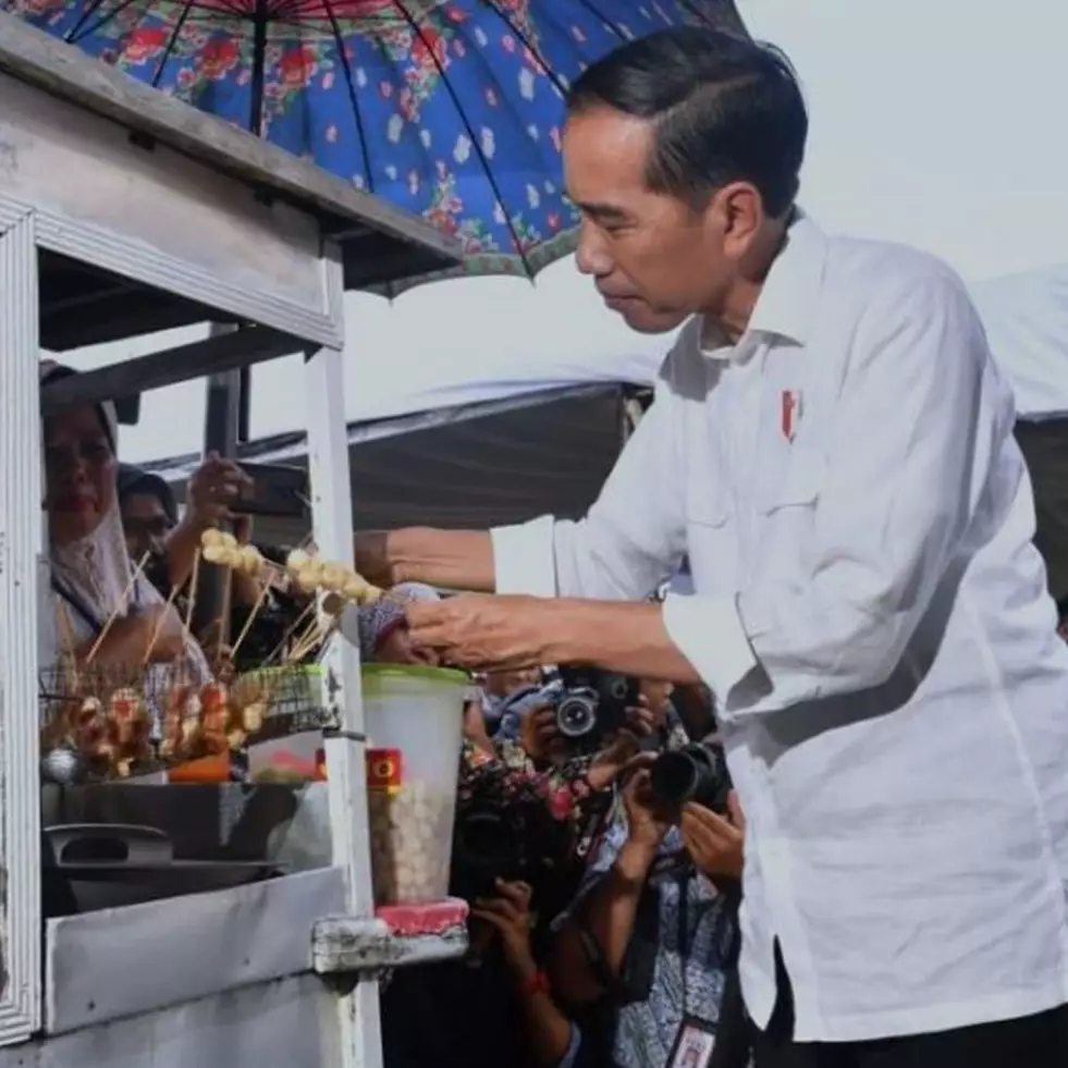 Seperti rakyat biasa, 8 momen Jokowi makan di warung kaki lima ini jadi sorotan