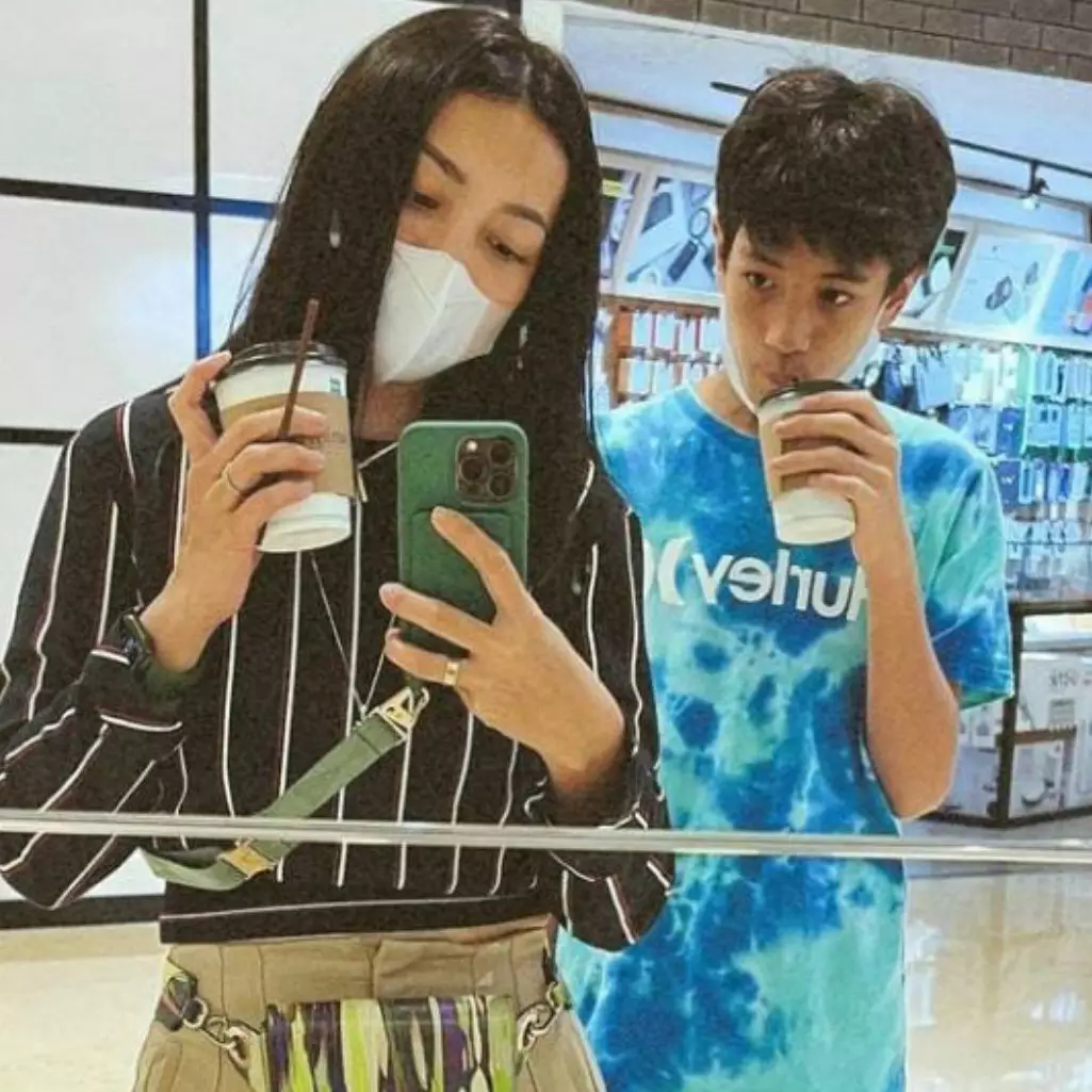 9 Momen kebersamaan Hesti Purwadinata bareng putra sulungnya, potret kompaknya disebut bak kakak adik