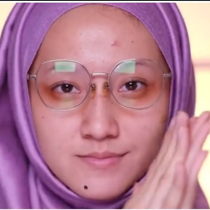 Wanita mirip Jaemin NCT ini dirias MUA dengan look soft glam, kecantikannya unreal pol