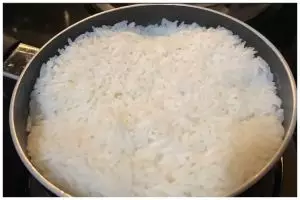 Bukan dikukus, ini trik jitu mengatasi nasi kurang matang biar menjadi pulen