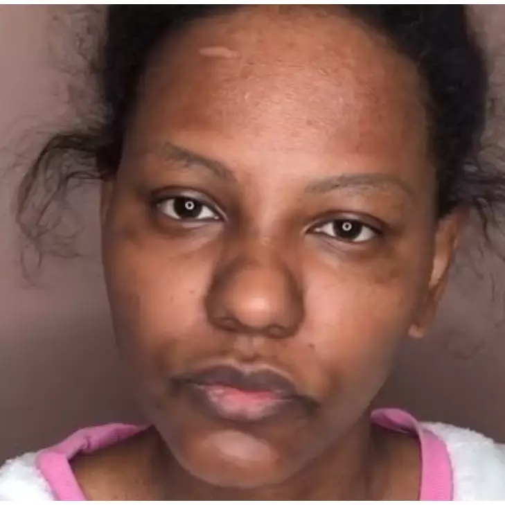 Wanita berkulit eksotis ini dandan dengan riasan tema bold, parasnya berubah 180 derajat