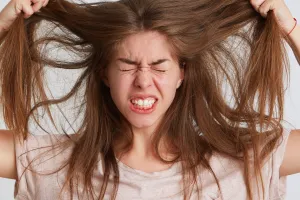 Nggak perlu bayar mahal treatment di salon, ini trik atasi rambut mengembang pakai 1 bahan minuman