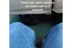 Momen lucu pria naik kendaraan umum saat pulang ke kampung, isi busnya bikin geleng kepala