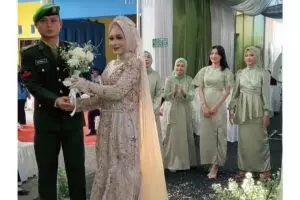 Bukannya antusias, tingkah bridesmaid saat pengantin lempar bunga ini bikin nggak habis pikir