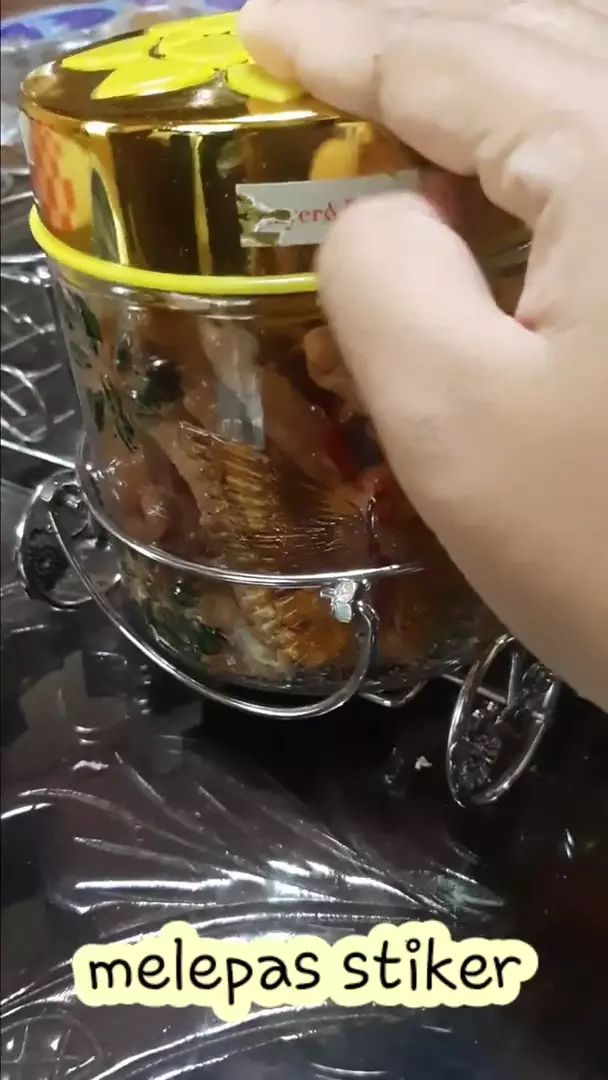 cara bersihkan stiker di toples pakai minyak jelantah © 2023 brilio.net cara bersihkan stiker di toples pakai minyak jelantah © 2023 brilio.net