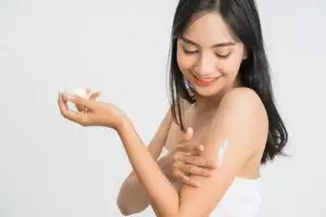 14 Rekomendasi body lotion harum mulai harga Rp 10 ribuan, ampuh cerahkan kulit gelap dan kusam