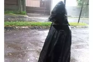 11 Potret kocak gaya orang dengan jas hujan ini membingungkan, ada yang dikira sekte sesat