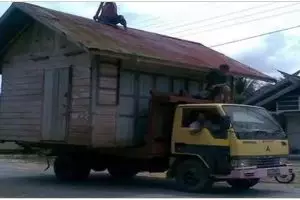 11 Potret kocak saat antar barang ini penampakannya bikin ngenes