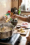 Cukup 12 menit, begini trik merebus ayam merah agar empuk pakai 2 bumbu dapur