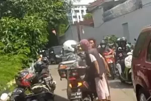 Bikin gereget, momen ambulans dihadang juru parkir liar ini pancing emosi warganet