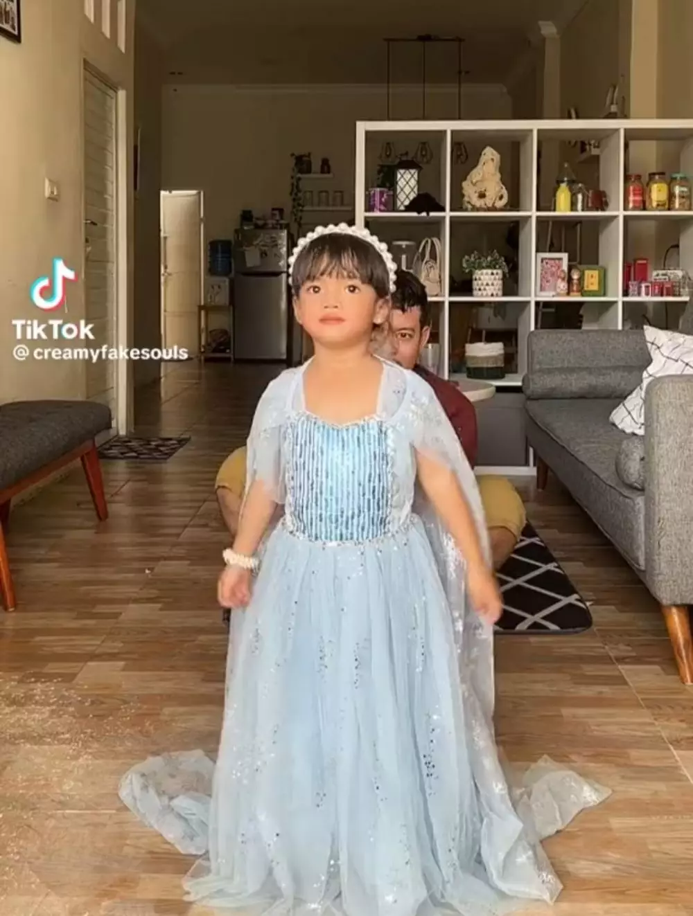 anak cosplay jadi Princess Elsa © TikTok