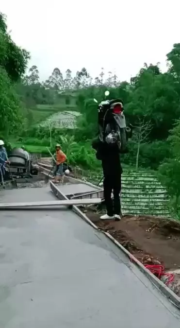 aksi pria angkat motor bikin melongo TikTok