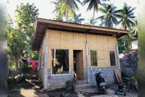 Tampilan depan kurang cantik, 7 potret rumah perpaduan bambu dan batu bata ini isinya homey banget