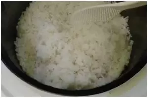 Cara tak biasa menanak nasi pulen mirip Hokben pakai beras lokal, cukup tambah 1 bahan