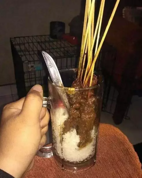 Potret kocak cara orang makan sate Berbagai sumber
