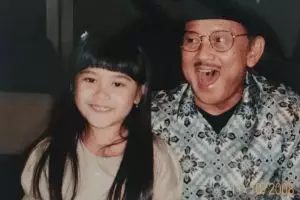 Bocah foto bareng B.J. Habibie ini sempat vakum di dunia hiburan, kini eksis jadi penyanyi