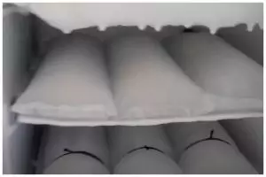 Bukan diketuk atau dicongkel pisau, ini cara aman mengeluarkan bungkus es batu yang lengket di freezer