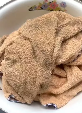 Trik bersihkan handuk yang menghitam hanya dengan 1 bahan sederhana © 2023 brilio.net