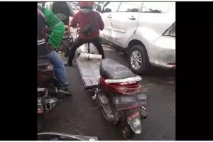 11 Potret kocak modif motor ini bentuknya jadi aneh banget, bodi ditambah kursi sampai ban segitiga