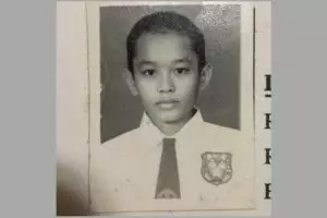 Bocah berseragam SD ini gedenya pernah gagal Akmil, sekarang jadi artis top dan punya rumah gedongan