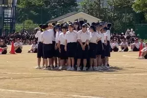 Para siswi di Jepang ini tutupi murid berjilbab saat olahraga, alasannya bikin terenyuh