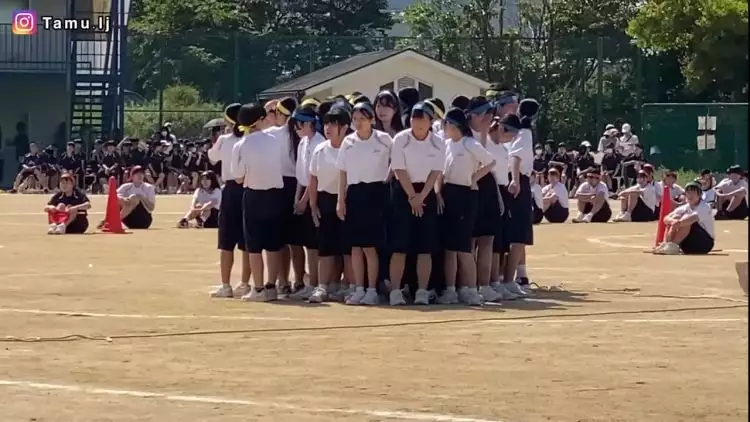 Para siswi di Jepang ini tutupi murid berjilbab saat olahraga, alasannya bikin terenyuh