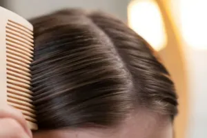 Cegah ketombe dan rambut kering, ini cara lembapkan kulit kepala pakai oil spray dari 2 bahan alami