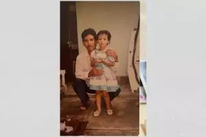 Bocah rambut bondol pernah jadi artis top kini ibu rumah tangga, pilih jualan mukena