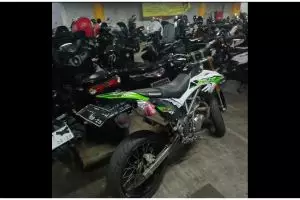 11 Potret kocak cara parkir motor warga +62 ini bikin geleng kepala, ngasal abis jadi semrawut