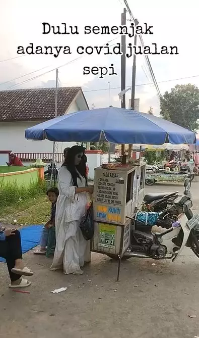 aksi wanita jualan pakai kostum kuntilanak TikTok aksi wanita jualan pakai kostum kuntilanak TikTok