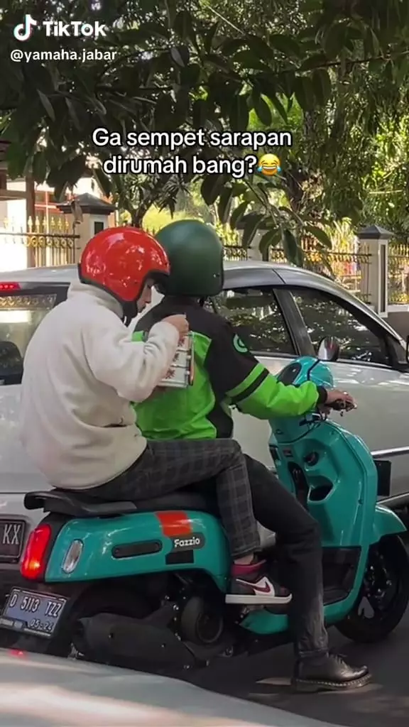 Makan bekal serantang berdua di atas motor © TikTok Makan bekal serantang berdua di atas motor © TikTok