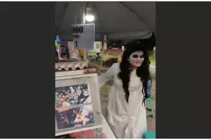 Potret kocak 11 pedagang kaki lima pakai kostum antimainstream, cara kreatif agar laris manis