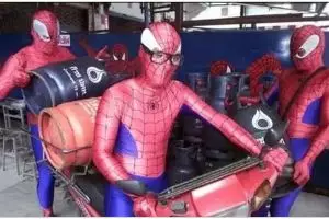12 Potret kocak Spider-Man andai tinggal di Indonesia, tingkahnya kayak warga lokal banget
