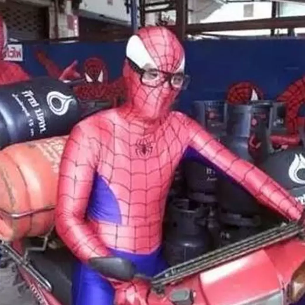 12 Potret kocak Spider-Man andai tinggal di Indonesia, tingkahnya kayak warga lokal banget