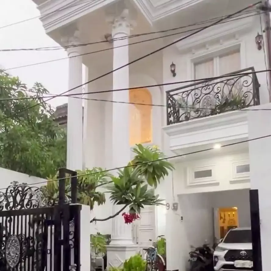 11 Potret rumah gedong hasil menabung 11 tahun, interiornya elegan kayak hotel bintang 5